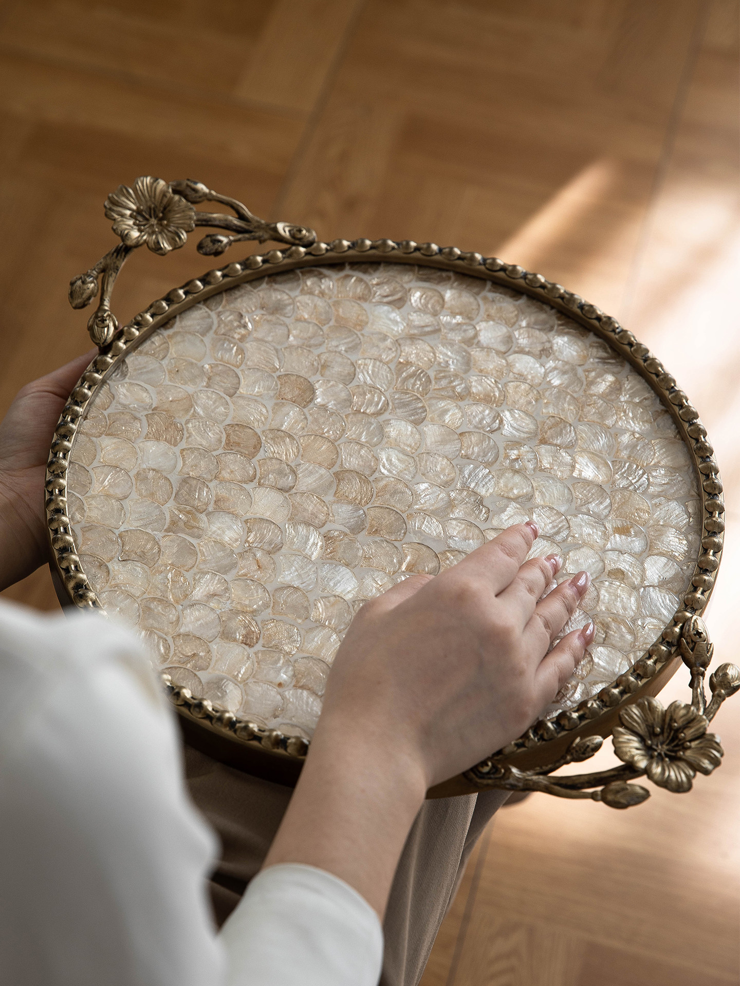 Retro light luxury shell decor - مراجعة Luxury Skincare Tray وسعره